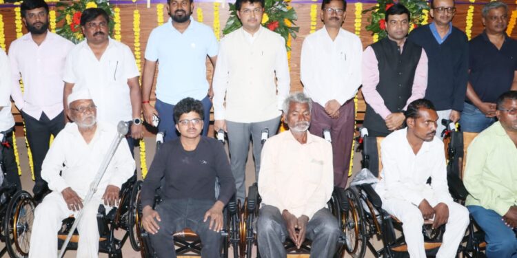 जिल्हाधिकारी किर्ती किरण पुजार यांच्या हस्ते दिव्यांगाना व्हिलचेअरचे वाटप