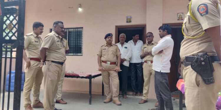 दरोडेखोरांचे पाच-सहा वार; पत्नीसाठी माजी सैनिक बनला ढाल